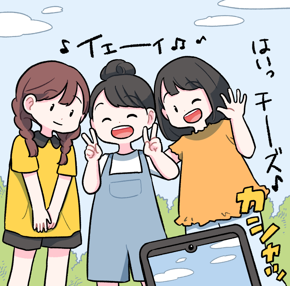 屋外で楽しそうに写真を撮る3人の女の子。お団子ヘアの子が「♪イェーイ♪」とダブルピース、ボブヘアの子が「はい、チーーズ♪」と手を振る。手前のタブレット端末の画面に青空が映り、シャッター音「カシャッ！！」の効果音。